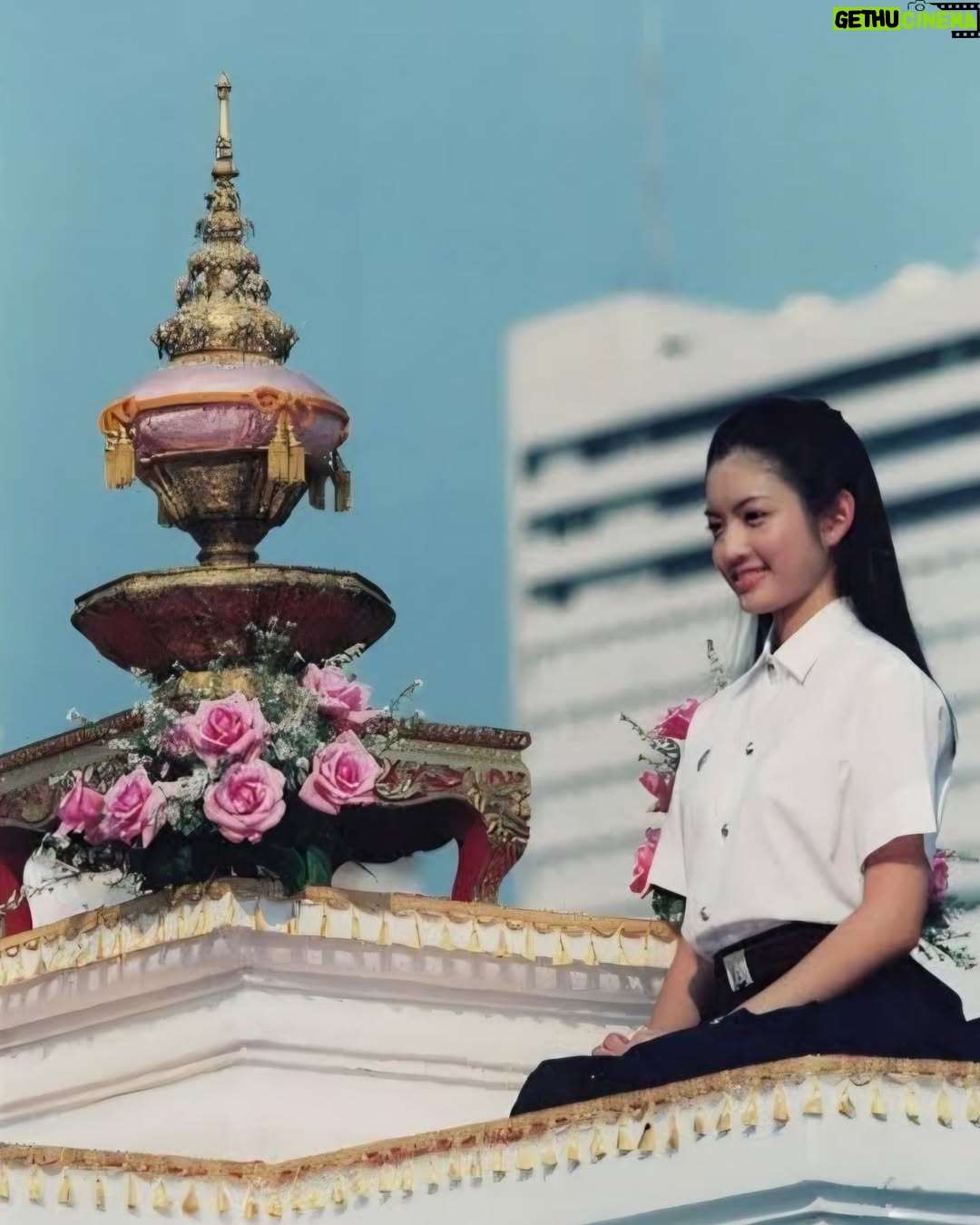 Taksaorn Paksukcharern - 251.1K Likes - น้ำใจน้องพี่สีชมพู ทุกคนไม่รู้ลืมบูชา พระคุณของแหล่งเรียนมา จุฬาลงกรณ์... 🩷🙏🏻🩷
ความประทับใจเมื่อครั้งผ่านการสอบคัดเลือกได้อัญเชิญพระเกี้ยว งานฟุตบอลประเพณี จุฬาฯ-ธรรมศาสตร์ ครั้งนี้55 กับพี่ตุล เราสองคนจากคณะนิเทศศาสตร์ทั้งคู่ ขอบคุณรูปจากพี่ตุลนะคะ 🩷 @tulnitade
#คืนสู่เหย้าชาวจุฬาฯ2568
#108ปีจามจุรีประดับใจ