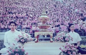 Taksaorn Paksukcharern Instagram - น้ำใจน้องพี่สีชมพู ทุกคนไม่รู้ลืมบูชา พระคุณของแหล่งเรียนมา จุฬาลงกรณ์... 🩷🙏🏻🩷

ความประทับใจเมื่อครั้งผ่านการสอบคัดเลือกได้อัญเชิญพระเกี้ยว งานฟุตบอลประเพณี จุฬาฯ-ธรรมศาสตร์ ครั้งนี้55 กับพี่ตุล เราสองคนจากคณะนิเทศศาสตร์ทั้งคู่ ขอบคุณรูปจากพี่ตุลนะคะ 🩷 @tulnitade

#คืนสู่เหย้าชาวจุฬาฯ2568 
#108ปีจามจุรีประดับใจ