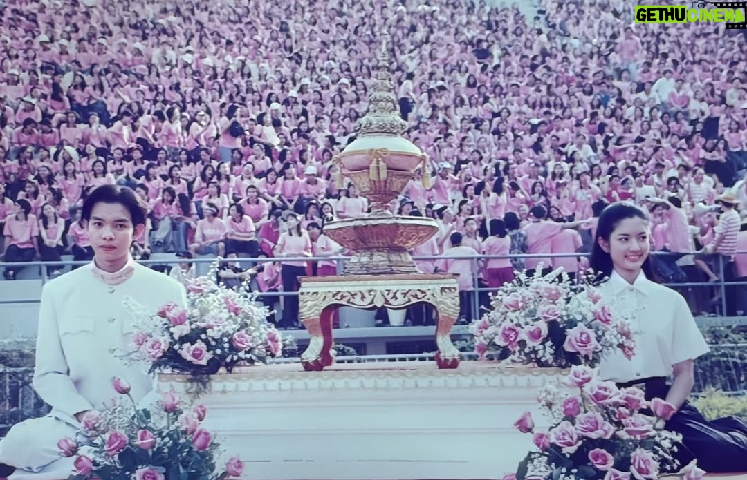 Taksaorn Paksukcharern - 251.1K Likes - น้ำใจน้องพี่สีชมพู ทุกคนไม่รู้ลืมบูชา พระคุณของแหล่งเรียนมา จุฬาลงกรณ์... 🩷🙏🏻🩷
ความประทับใจเมื่อครั้งผ่านการสอบคัดเลือกได้อัญเชิญพระเกี้ยว งานฟุตบอลประเพณี จุฬาฯ-ธรรมศาสตร์ ครั้งนี้55 กับพี่ตุล เราสองคนจากคณะนิเทศศาสตร์ทั้งคู่ ขอบคุณรูปจากพี่ตุลนะคะ 🩷 @tulnitade
#คืนสู่เหย้าชาวจุฬาฯ2568
#108ปีจามจุรีประดับใจ