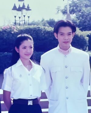 Taksaorn Paksukcharern Instagram - น้ำใจน้องพี่สีชมพู ทุกคนไม่รู้ลืมบูชา พระคุณของแหล่งเรียนมา จุฬาลงกรณ์... 🩷🙏🏻🩷

ความประทับใจเมื่อครั้งผ่านการสอบคัดเลือกได้อัญเชิญพระเกี้ยว งานฟุตบอลประเพณี จุฬาฯ-ธรรมศาสตร์ ครั้งนี้55 กับพี่ตุล เราสองคนจากคณะนิเทศศาสตร์ทั้งคู่ ขอบคุณรูปจากพี่ตุลนะคะ 🩷 @tulnitade

#คืนสู่เหย้าชาวจุฬาฯ2568 
#108ปีจามจุรีประดับใจ