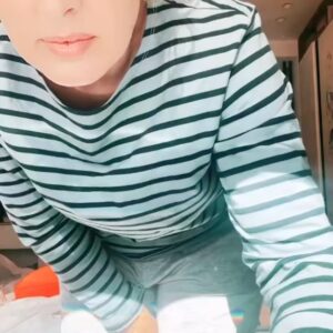 Tania Llasera Instagram - Hoy comienza mi nueva vida. Parece un día normal, se parece mucho a mi vieja vida incluso. Pero no. Hoy 8 de abril del 2025 algo nuevo germina. Un chispazo. Y espero que sea contagioso. 

La vida está llena de fechas: 2022 fue cuando me fui a EEUU a ver a mi prima @ithia724 y me fumé mi último pitillo. 🚬 porque empezaba a grabar Masterchef Celebrity 8 y no quería matar a ningún compañero con el mono ( grabaciones muy largas). Y lo conseguí, pasé 7 años sin fumar después de tener a los niños y volví en pandemia como mucha gente. Ahora llevo 3 años sin fumar ya! 

Mi cuerpo a los 42 años empezó también a sangrar desorbitadamente, unos 20 días al mes, y terminé por usar pañales de adulto. Mi ginecologa me lo solucionó implantando un Diu hormonal: un xylena. 

Pero ahora, hoy en día, siento un descontrol casi total sobre mi cuerpo. La perimenopausia, las hormonas en caída libre, los sofocos, no dormir o mi libido de 💩 están rampantes en mi cuerpo y quiero volver a sentirme yo. Por eso comienzo este viaje, para redescubrir mi cuerpo: análisis de microbiota, enfocrino, y ejercicio diario. Me apunto a mejorar mi vida desde hoy. 

Todo esto, para decir que no son los kilos lo que me importan(aunque imagino que alguno perderé), es mi salud lo fundamental. Tendemos a comer el único huevo roto de la sarten, a ser las últimas en la fila de importancia familiar. Pero eso se acabó. Ahora me pongo yo primero, y te invito a hacer lo mismo. Tenga la pinta que tenga para ti… es vital que lleguemos a la menopausia y a la tercera edad con nosotras por delante. Venga! Nosotras podemos. 

#nuevavida