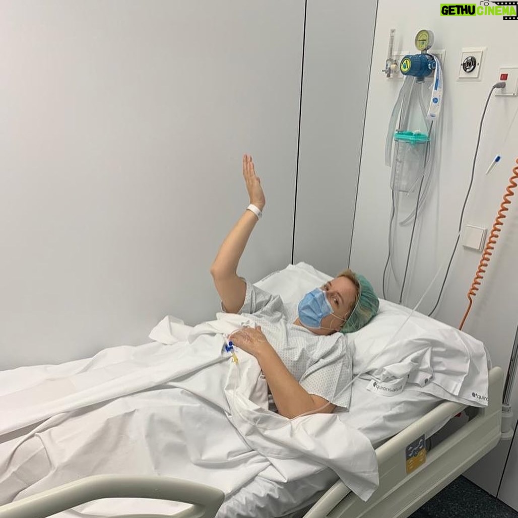 Tania Llasera - 17.2K Likes - Hoy comienza mi nueva vida. Parece un día normal, se parece mucho a mi vieja vida incluso. Pero no. Hoy 8 de abril del 2025 algo nuevo germina. Un chispazo. Y espero que sea contagioso.
La vida está llena de fechas: 2022 fue cuando me fui a EEUU a ver a mi prima @ithia724 y me fumé mi último pitillo. 🚬 porque empezaba a grabar Masterchef Celebrity 8 y no quería matar a ningún compañero con el mono ( grabaciones muy largas). Y lo conseguí, pasé 7 años sin fumar después de tener a los niños y volví en pandemia como mucha gente. Ahora llevo 3 años sin fumar ya!
Mi cuerpo a los 42 años empezó también a sangrar desorbitadamente, unos 20 días al mes, y terminé por usar pañales de adulto. Mi ginecologa me lo solucionó implantando un Diu hormonal: un xylena.
Pero ahora, hoy en día, siento un descontrol casi total sobre mi cuerpo. La perimenopausia, las hormonas en caída libre, los sofocos, no dormir o mi libido de 💩 están rampantes en mi cuerpo y quiero volver a sentirme yo. Por eso comienzo este viaje, para redescubrir mi cuerpo: análisis de microbiota, enfocrino, y ejercicio diario. Me apunto a mejorar mi vida desde hoy.
Todo esto, para decir que no son los kilos lo que me importan(aunque imagino que alguno perderé), es mi salud lo fundamental. Tendemos a comer el único huevo roto de la sarten, a ser las últimas en la fila de importancia familiar. Pero eso se acabó. Ahora me pongo yo primero, y te invito a hacer lo mismo. Tenga la pinta que tenga para ti… es vital que lleguemos a la menopausia y a la tercera edad con nosotras por delante. Venga! Nosotras podemos.
#nuevavida