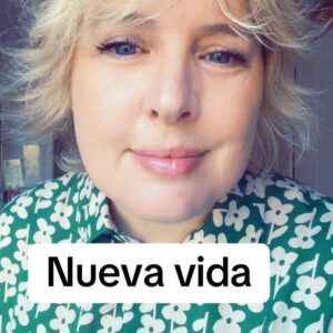Tania Llasera Instagram - Hoy comienza mi nueva vida. Parece un día normal, se parece mucho a mi vieja vida incluso. Pero no. Hoy 8 de abril del 2025 algo nuevo germina. Un chispazo. Y espero que sea contagioso. 

La vida está llena de fechas: 2022 fue cuando me fui a EEUU a ver a mi prima @ithia724 y me fumé mi último pitillo. 🚬 porque empezaba a grabar Masterchef Celebrity 8 y no quería matar a ningún compañero con el mono ( grabaciones muy largas). Y lo conseguí, pasé 7 años sin fumar después de tener a los niños y volví en pandemia como mucha gente. Ahora llevo 3 años sin fumar ya! 

Mi cuerpo a los 42 años empezó también a sangrar desorbitadamente, unos 20 días al mes, y terminé por usar pañales de adulto. Mi ginecologa me lo solucionó implantando un Diu hormonal: un xylena. 

Pero ahora, hoy en día, siento un descontrol casi total sobre mi cuerpo. La perimenopausia, las hormonas en caída libre, los sofocos, no dormir o mi libido de 💩 están rampantes en mi cuerpo y quiero volver a sentirme yo. Por eso comienzo este viaje, para redescubrir mi cuerpo: análisis de microbiota, enfocrino, y ejercicio diario. Me apunto a mejorar mi vida desde hoy. 

Todo esto, para decir que no son los kilos lo que me importan(aunque imagino que alguno perderé), es mi salud lo fundamental. Tendemos a comer el único huevo roto de la sarten, a ser las últimas en la fila de importancia familiar. Pero eso se acabó. Ahora me pongo yo primero, y te invito a hacer lo mismo. Tenga la pinta que tenga para ti… es vital que lleguemos a la menopausia y a la tercera edad con nosotras por delante. Venga! Nosotras podemos. 

#nuevavida