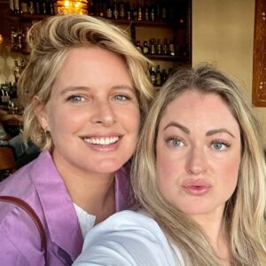 Tania Llasera Instagram - Hoy comienza mi nueva vida. Parece un día normal, se parece mucho a mi vieja vida incluso. Pero no. Hoy 8 de abril del 2025 algo nuevo germina. Un chispazo. Y espero que sea contagioso. 

La vida está llena de fechas: 2022 fue cuando me fui a EEUU a ver a mi prima @ithia724 y me fumé mi último pitillo. 🚬 porque empezaba a grabar Masterchef Celebrity 8 y no quería matar a ningún compañero con el mono ( grabaciones muy largas). Y lo conseguí, pasé 7 años sin fumar después de tener a los niños y volví en pandemia como mucha gente. Ahora llevo 3 años sin fumar ya! 

Mi cuerpo a los 42 años empezó también a sangrar desorbitadamente, unos 20 días al mes, y terminé por usar pañales de adulto. Mi ginecologa me lo solucionó implantando un Diu hormonal: un xylena. 

Pero ahora, hoy en día, siento un descontrol casi total sobre mi cuerpo. La perimenopausia, las hormonas en caída libre, los sofocos, no dormir o mi libido de 💩 están rampantes en mi cuerpo y quiero volver a sentirme yo. Por eso comienzo este viaje, para redescubrir mi cuerpo: análisis de microbiota, enfocrino, y ejercicio diario. Me apunto a mejorar mi vida desde hoy. 

Todo esto, para decir que no son los kilos lo que me importan(aunque imagino que alguno perderé), es mi salud lo fundamental. Tendemos a comer el único huevo roto de la sarten, a ser las últimas en la fila de importancia familiar. Pero eso se acabó. Ahora me pongo yo primero, y te invito a hacer lo mismo. Tenga la pinta que tenga para ti… es vital que lleguemos a la menopausia y a la tercera edad con nosotras por delante. Venga! Nosotras podemos. 

#nuevavida
