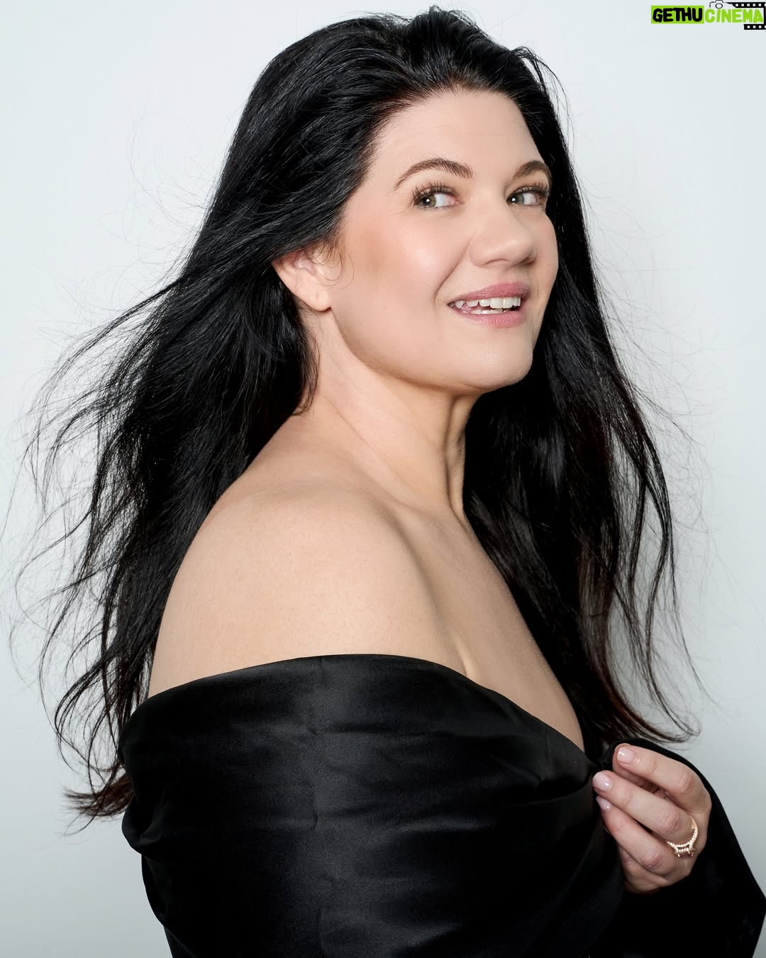 Tanya Hennessy - 4.6K Likes - Got some new headshots and I look like I’m selling Haircare in the early 2000s and I’m very here for it. @carlottamoye @paulajoye @sarahlaidlaw