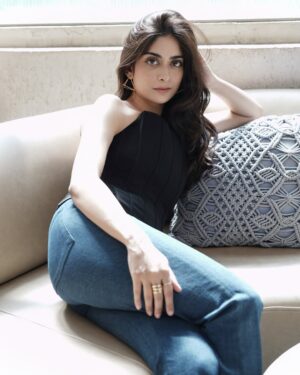 Tanya Maniktala Instagram - I’m bettin’ the odds on all of us
I do it for all of my people now
Put that on everything that I love

For the promotions of Loot Kand
Streaming on @mxplayer 

Shot by @deepikasdeepclicks 
Styled by @aesana0710 
Outfit courtesy @ivoryrose.in 
Jewellery courtesy @rang_akankshanegi @besotted_communications
Location @axobarandkitchen 
Media Relations: @brandnbuzz