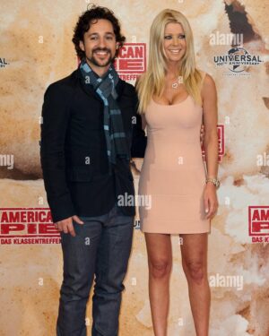 Tara Reid Instagram - Flash back to American Pie red carpets. Nothing like the good ol days with my cast! Who’s ready for another American Pie? I think it needs to happen! 🥧