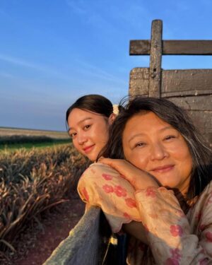 Tasha Low Instagram - 《阿珠NyaNya与心娘》戏里戏外。旺旺🍍王梨园篇❤️❤️❤️

1）20）NyaNya,心娘与夕阳
2） 19） Beautiful Sunset I captured
3) 4) 阳光沐浴
5）8）旺旺美美🍍
6）同雨共晒的专业女工们👍
7）第一次去PineapplePlantation好开心🍍
9）黄梨园主拍照留影才开机
10）蓝天白云再来一张✌️
11）监制温温的视角📸
12）幕后每一位Crew工作当儿都好认真请看AhPoh👍
13）看看我是怎么睡得舒服晒～
14）喜欢我Snap的这张照 @zetongteoh 
15）难得白白的阿珠又找黄梨合照😍
16）看看阿珠全身上下是怎么上妆的！
 再想想我回家自己一个是怎么卸妆嘀🤪
17）第一次要围着Sarong拍冲凉戏😝
18）很Kampung 很有feel的shot📸 @shention 

#小娘惹之翡翠山 #蔡珠娘 #张心娘
#EmeraldHill #MediacorpEmeraldhill
#TheLittleNyonya #PTL