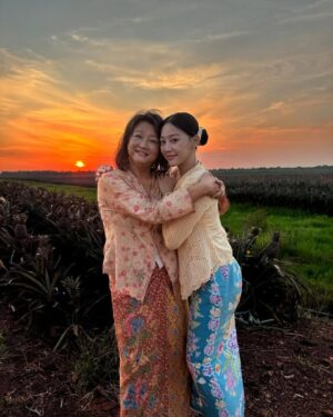 Tasha Low Instagram - 《阿珠NyaNya与心娘》戏里戏外。旺旺🍍王梨园篇❤️❤️❤️

1）20）NyaNya,心娘与夕阳
2） 19） Beautiful Sunset I captured
3) 4) 阳光沐浴
5）8）旺旺美美🍍
6）同雨共晒的专业女工们👍
7）第一次去PineapplePlantation好开心🍍
9）黄梨园主拍照留影才开机
10）蓝天白云再来一张✌️
11）监制温温的视角📸
12）幕后每一位Crew工作当儿都好认真请看AhPoh👍
13）看看我是怎么睡得舒服晒～
14）喜欢我Snap的这张照 @zetongteoh 
15）难得白白的阿珠又找黄梨合照😍
16）看看阿珠全身上下是怎么上妆的！
 再想想我回家自己一个是怎么卸妆嘀🤪
17）第一次要围着Sarong拍冲凉戏😝
18）很Kampung 很有feel的shot📸 @shention 

#小娘惹之翡翠山 #蔡珠娘 #张心娘
#EmeraldHill #MediacorpEmeraldhill
#TheLittleNyonya #PTL