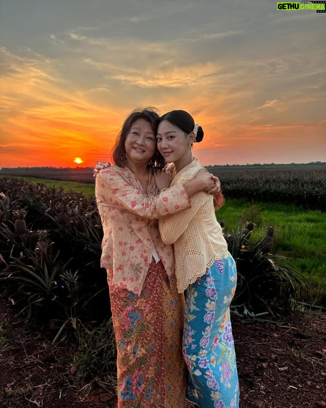 Tasha Low - 25.8K Likes - 《阿珠NyaNya与心娘》戏里戏外。旺旺🍍王梨园篇❤️❤️❤️
1)20)NyaNya,心娘与夕阳
2) 19) Beautiful Sunset I captured
3) 4) 阳光沐浴
5)8)旺旺美美🍍
6)同雨共晒的专业女工们👍
7)第一次去PineapplePlantation好开心🍍
9)黄梨园主拍照留影才开机
10)蓝天白云再来一张✌️
11)监制温温的视角📸
12)幕后每一位Crew工作当儿都好认真请看AhPoh👍
13)看看我是怎么睡得舒服晒~
14)喜欢我Snap的这张照 @zetongteoh
15)难得白白的阿珠又找黄梨合照😍
16)看看阿珠全身上下是怎么上妆的!
再想想我回家自己一个是怎么卸妆嘀🤪
17)第一次要围着Sarong拍冲凉戏😝
18)很Kampung 很有feel的shot📸 @shention
#小娘惹之翡翠山 #蔡珠娘 #张心娘
#EmeraldHill #MediacorpEmeraldhill
#TheLittleNyonya #PTL