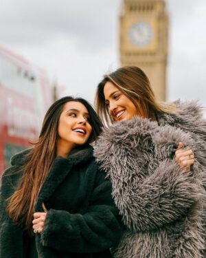 Tatiana Dias Instagram - eu te amo porque você me faz rir desde a hora que eu acordo. 
te amo porque você me apresenta um mundo de coisas novas e me mostra que tudo do seu lado é melhor. 
te amo porque você me olha com essa sua cara linda pedindo carinho, e me olha com esse olhar gostoso pedindo beijo. 
eu te amo porque posso ser eu mesma, de todas as formas, do seu lado, e mesmo que você não goste, você continua me amando. 
eu quero te amar pra sempre, e dizer isso de todas as formas que eu puder! 

te amo por tudo o que vc faz por mim, pelo Bento e por nós. 

obrigada por ter entrado na minha vida! Você deixou ela muito mais colorida❤️🌻

Essas fotos PERFEITAS por ele @heberb4rros