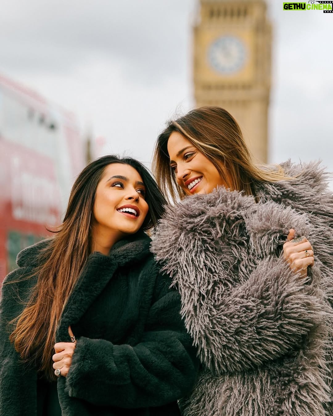 Tatiana Dias - 77.3K Likes - eu te amo porque você me faz rir desde a hora que eu acordo.
te amo porque você me apresenta um mundo de coisas novas e me mostra que tudo do seu lado é melhor.
te amo porque você me olha com essa sua cara linda pedindo carinho, e me olha com esse olhar gostoso pedindo beijo.
eu te amo porque posso ser eu mesma, de todas as formas, do seu lado, e mesmo que você não goste, você continua me amando.
eu quero te amar pra sempre, e dizer isso de todas as formas que eu puder!
te amo por tudo o que vc faz por mim, pelo Bento e por nós.
obrigada por ter entrado na minha vida! Você deixou ela muito mais colorida❤️🌻
Essas fotos PERFEITAS por ele @heberb4rros