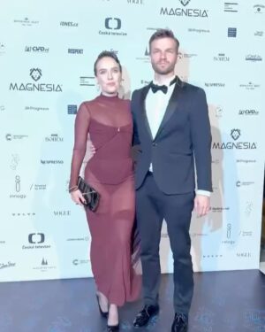 Tereza Ramba Instagram - 1) miluju ty šaty! @tomas_nemec @milenazhu 
2) můj hrad @matyasramba 
3) vogue
4) no filter, just maminka, která se mnou prošla celým nádherným dnem, až do červený pizzy ❣️ důležitý!
5) @lenkakerlicka @27jewelry moje lásky!
.
.
.
Such a night!
Děkuji celému týmu @vogueczechoslovakia jste peřinka🤍 @ceskylev je láska! @terezarychnovska 🤍 @27jewelry @milenazhu @tomas_nemec @petramechurova_official @hristinageorgievska @michaelaseewald_v24