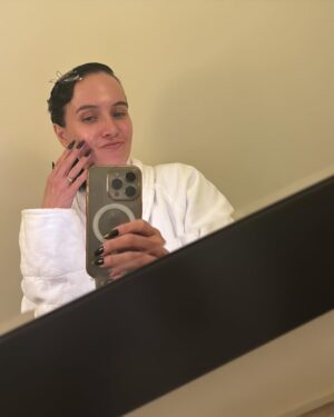 Tereza Ramba Instagram - 1) miluju ty šaty! @tomas_nemec @milenazhu 
2) můj hrad @matyasramba 
3) vogue
4) no filter, just maminka, která se mnou prošla celým nádherným dnem, až do červený pizzy ❣️ důležitý!
5) @lenkakerlicka @27jewelry moje lásky!
.
.
.
Such a night!
Děkuji celému týmu @vogueczechoslovakia jste peřinka🤍 @ceskylev je láska! @terezarychnovska 🤍 @27jewelry @milenazhu @tomas_nemec @petramechurova_official @hristinageorgievska @michaelaseewald_v24