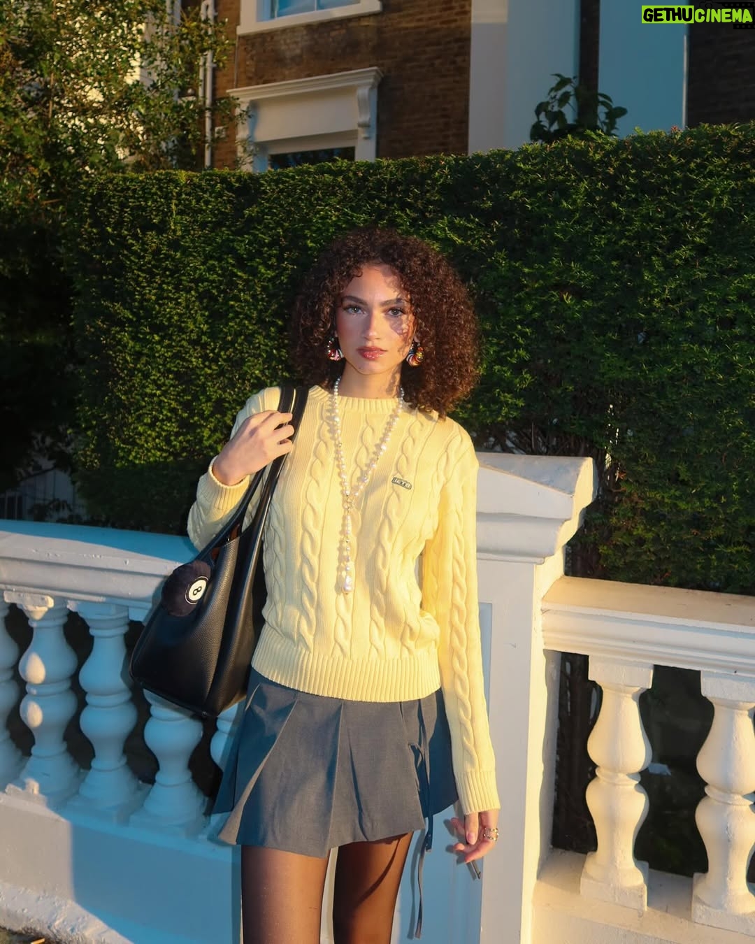 Thalia Elansari - 23.9K Likes - whole lot of yellow 🌼