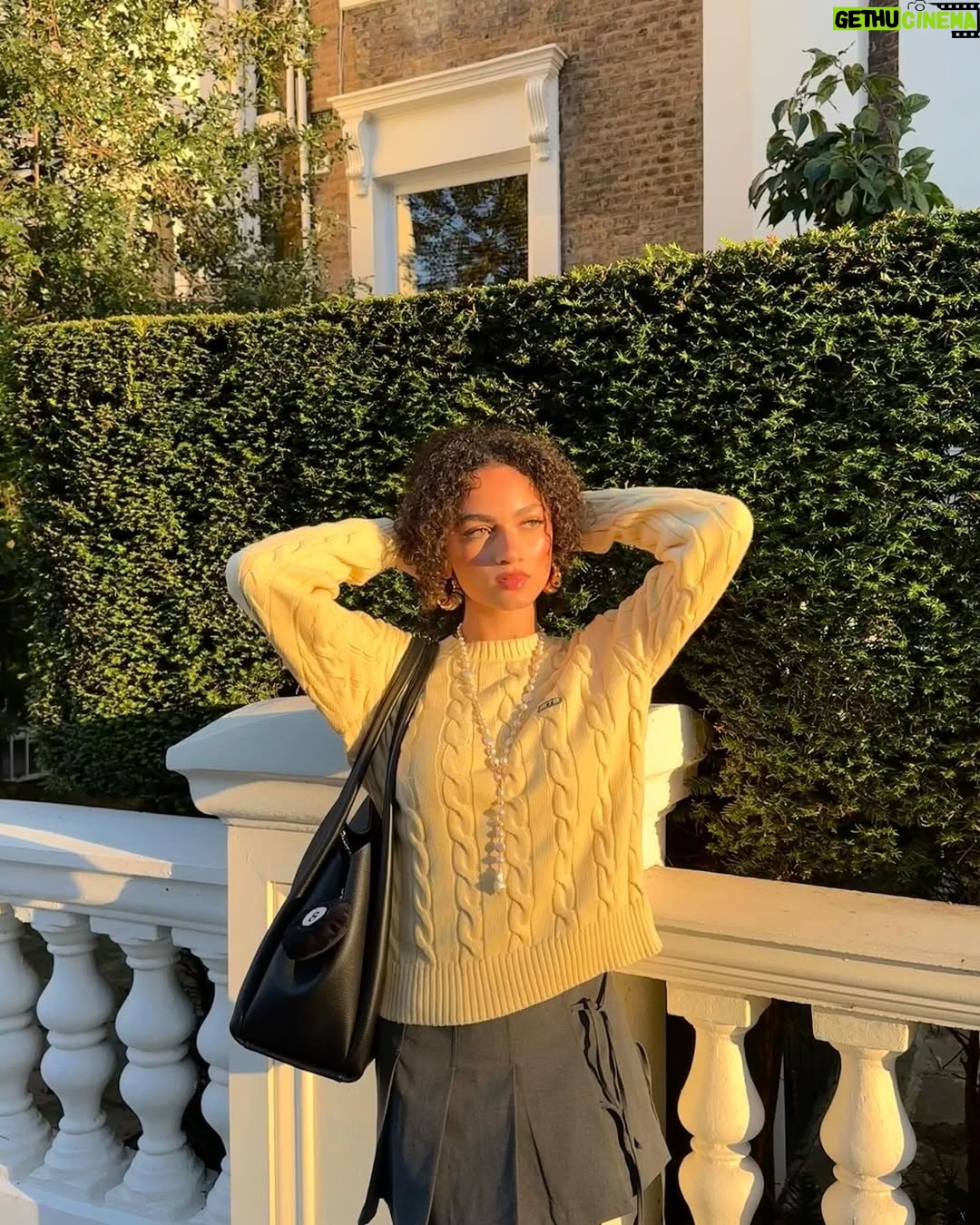 Thalia Elansari - 23.9K Likes - whole lot of yellow 🌼