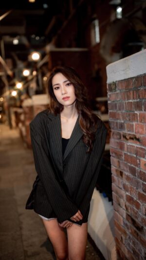 Tiffany Lau Instagram - new photo posing strategy? 🤔

i wonder what the people who passed by me were thinking 🫣🤣🤣 

anywaysss, who else has tried this? 🤭