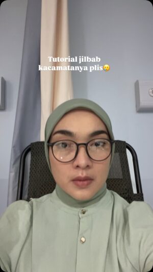 Tika Bravani Instagram - Sedang mengumpulkan rasa percaya diri, karena aku merasa mirip 🥚🐣

#day1
#BigBlueSky
#umbarabrothersfilm