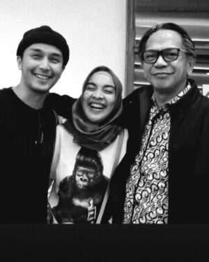 Tika Bravani Instagram - Singkat cerita. Pernah terlibat 1 project serial dengan om @raysahetapy selama kurang lebih 1 tahun. Hampir tiap hari pulang pergi ke lokasi di 1 mobil yang sama. Dialog dg si om yg punya gagasan² yang baru pertama saya dengar dan rasa²nya hanya dari om ray gagasan itu muncul. Mulai dari serius sampai dengan yang unik menggelitik.

Terlalu banyak untuk diceritakan, terlalu singkat pertemuan. Inna Lillahi Wa Inna Ilayhi Raji'un. Allahummaghfirlahu Warhamhu Wa'afihi Wa'fuanhu. Terima kasih om untuk cerita, pengalaman & ukhuwah kita 🤲