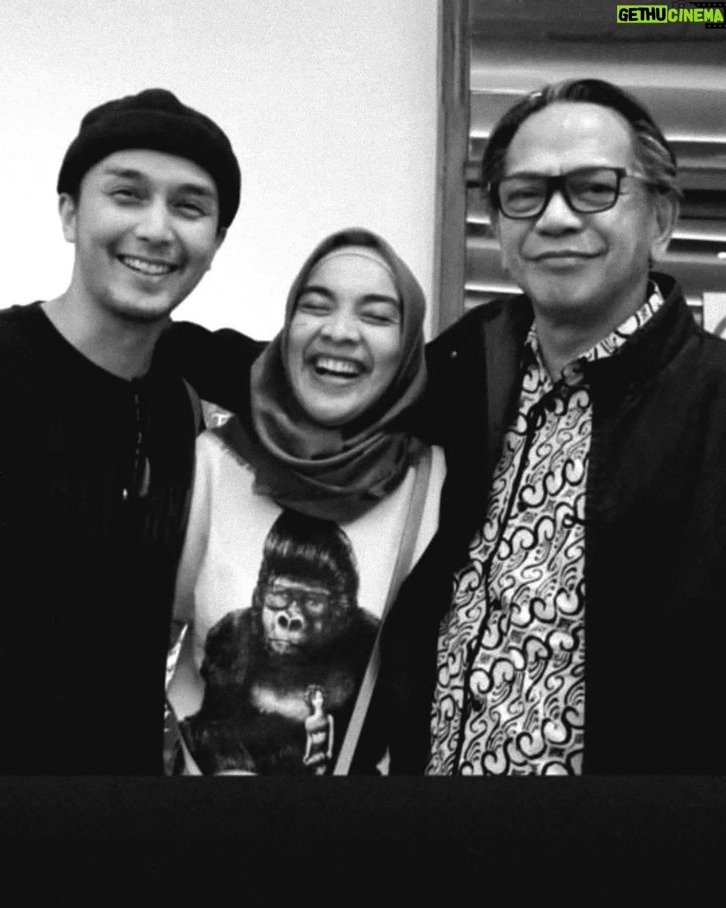 Tika Bravani - 10.1K Likes - Singkat cerita. Pernah terlibat 1 project serial dengan om @raysahetapy selama kurang lebih 1 tahun. Hampir tiap hari pulang pergi ke lokasi di 1 mobil yang sama. Dialog dg si om yg punya gagasan² yang baru pertama saya dengar dan rasa²nya hanya dari om ray gagasan itu muncul. Mulai dari serius sampai dengan yang unik menggelitik.
Terlalu banyak untuk diceritakan, terlalu singkat pertemuan. Inna Lillahi Wa Inna Ilayhi Raji'un. Allahummaghfirlahu Warhamhu Wa'afihi Wa'fuanhu. Terima kasih om untuk cerita, pengalaman & ukhuwah kita 🤲