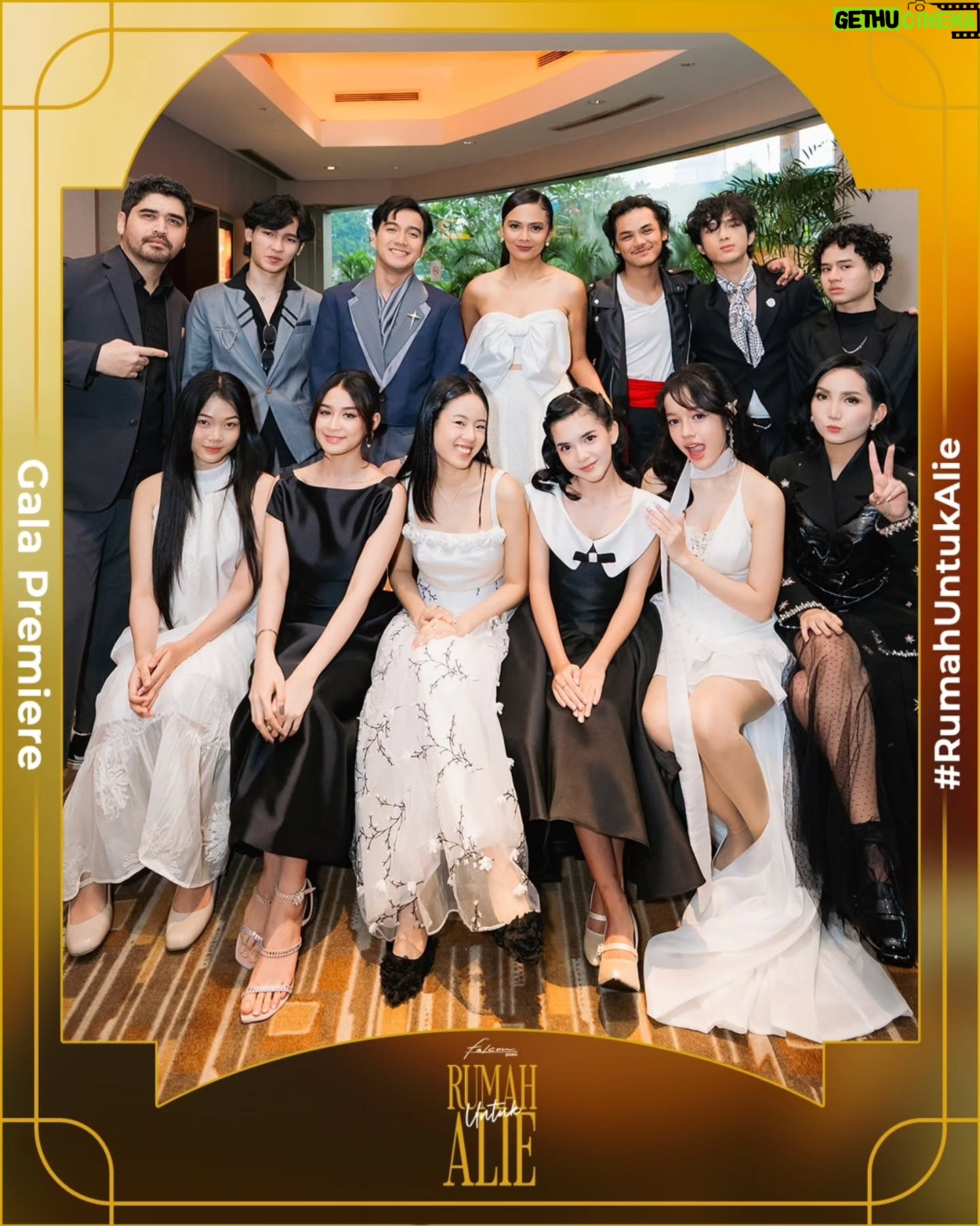 Tika Bravani - 16.4K Likes - Terima kasih antusias yang luar biasa di gala premiere kemarin. 😍🥰🤗
Yang ikutan kemarin, komentar dibawah yah tentang filmnya 🥰
#RumahUntukAlie | 17 April di Bioskop
@anantya.kirana @rizkyhanggono @ditodarmawan__ @rafaltama @andryandidi @faris.fadjar @tikabravani @ullytriani @sabrinajwaulia @jonathanalvaro.s @alineefziah @alexandraa.vallerie @sheilakusnadi_ @hannymhrnii @herwinnovianto @er1ca @id.tekad @lenn.liu @alie.ishalaaa
