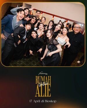 Tika Bravani Instagram - Terima kasih antusias yang luar biasa di gala premiere kemarin. 😍🥰🤗

Yang ikutan kemarin, komentar dibawah yah tentang filmnya 🥰

#RumahUntukAlie | 17 April di Bioskop

@anantya.kirana @rizkyhanggono @ditodarmawan__ @rafaltama @andryandidi @faris.fadjar @tikabravani @ullytriani @sabrinajwaulia @jonathanalvaro.s @alineefziah @alexandraa.vallerie @sheilakusnadi_ @hannymhrnii @herwinnovianto @er1ca @id.tekad @lenn.liu @alie.ishalaaa
