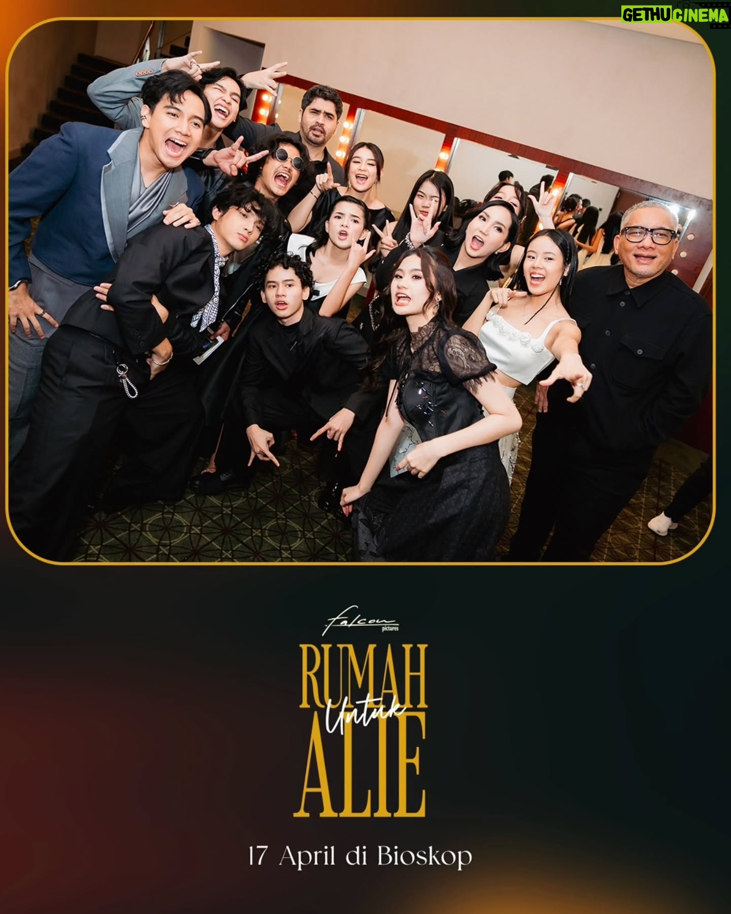 Tika Bravani - 16.4K Likes - Terima kasih antusias yang luar biasa di gala premiere kemarin. 😍🥰🤗
Yang ikutan kemarin, komentar dibawah yah tentang filmnya 🥰
#RumahUntukAlie | 17 April di Bioskop
@anantya.kirana @rizkyhanggono @ditodarmawan__ @rafaltama @andryandidi @faris.fadjar @tikabravani @ullytriani @sabrinajwaulia @jonathanalvaro.s @alineefziah @alexandraa.vallerie @sheilakusnadi_ @hannymhrnii @herwinnovianto @er1ca @id.tekad @lenn.liu @alie.ishalaaa