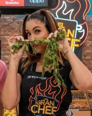 Tilsa Lozano Instagram - Yo claro que soy una ganadora 🥰👩‍🍳 no me lleve la olla pero me llevo a casa el  amor de ustedes los chefcitos 🤍 aprendí mucho en esa cocina @elgrancheffamosos.tv  gracias infinitas a @latina.pe y a @rayoenlabotella por regalarme esta oportunidad 🙏 gracias por la paciencia y consejos del hermoso jurado de lujo @giacomo_bocchio @nellyrossinelli @omnivorus y al gran @yosoypelaez  no solo un conductor maravilloso sino uno de los corazones más nobles que he conocido ! 
gracias a mis amigos, mi familia, mis padres, mi esposo @jacksonmorarodriguezz  y a mi mayor tesoro mis bebés 🩷🩵 ellos saben que di todo y más 💪🏻 la cocina es como la vida misma te puedes quemar, cortar pero siempre siempre se tiene que seguir adelante. ! Besos y bendiciones para todos los que me acompañaron en este viaje hermoso 🤩