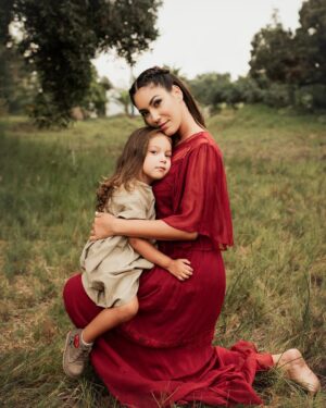Tilsa Lozano Instagram - Te soñé durante muchos años, te cree en mi mente y gracias al amor de Dios te cree también en mi vientre 🩷🙏 eres una niña dulce, buena inteligente, amorosa, solidaria y podría seguir mencionando todas tus virtudes niña mía ⭐️ acá estoy para ti mi vida hasta mi último respiro siempre mamá estará orgullosa de ti muñeca mía 💖 nunca te olvides que mi amor es incondicional! Gracias por elegirme como tu mamá hace 9 años atrás 🎂 💋