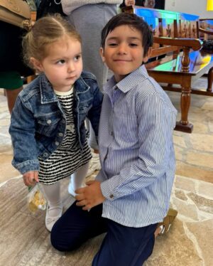 Tilsa Lozano Instagram - Mi angelito 🩵👼 y su bautizo 🙏
Muchos me preguntaron porque tan grande? Porque esperé tanto tiempo ? 
Les cuento que a Massimo le agarró la pandemia muy pequeño,  recién cuando tenia  3 añitos el mundo regresó a la normalidad. Luego teníamos el tema que los padrinos viven fuera del país … y cuando parecía imposible coordinar tiempos, lo logramos 🙌🏻✈️ vino su padrino de 🇦🇷 y su madrina de 🇺🇸 
Este domingo pudimos celebrar juntos, familia y amigos, con la bendición de Dios para nuestro ❣️ Massimo 🥰