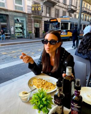 Tita Ureta Instagram - CIAO Milan 
mañana empieza la aventura a la que me invitaron, pista… estaré en una alfombra roja con una actriz que seguro conocen. por mientras, disfrutamos de la ciudad del diseño y la moda 🍕