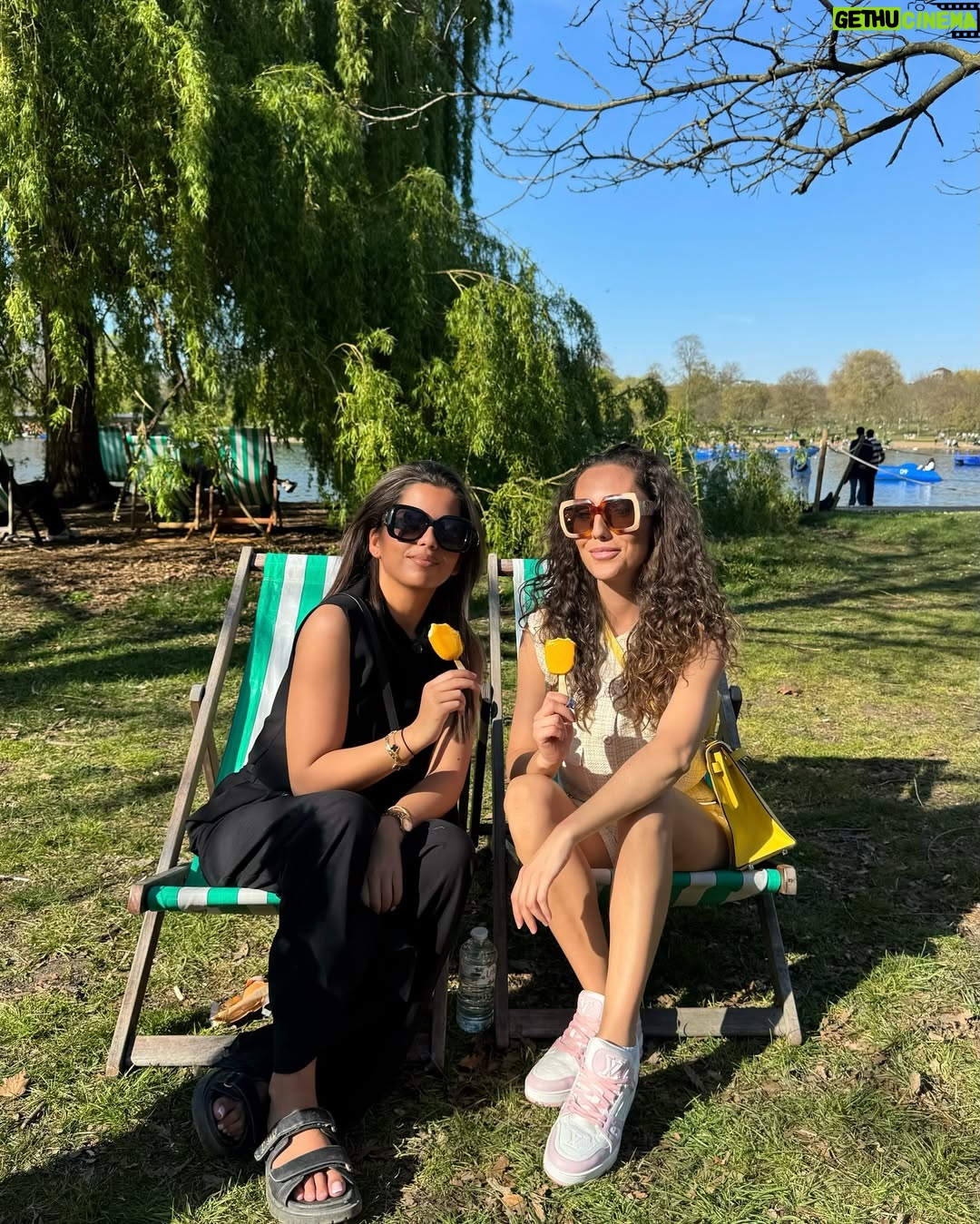 Tiziri Digne - 18.8K Likes - Spring is in the air ☀️
Dites moi, vous préférez cette tenue avec ou sans talons (photo 5 & 6) ? En mode chic ou cool ? 👠 ou 👟
#outfit #outfitinspiration #london #springoutfit #styling #hermes