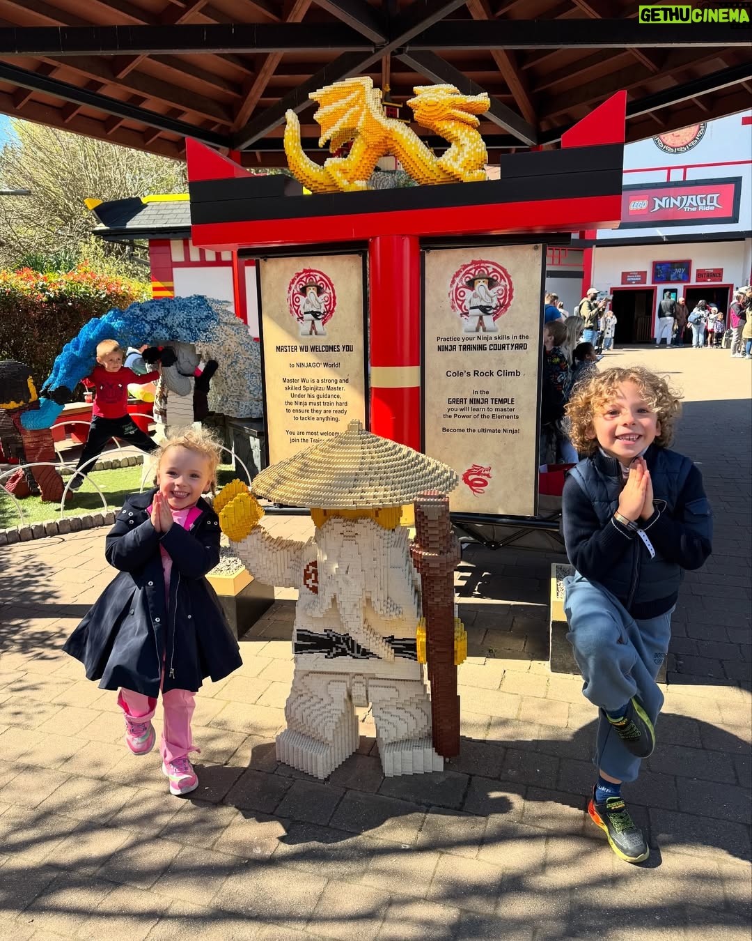 Tiziri Digne - 18.3K Likes - Ma team ❤️
La famille était là ce week-end pour fêter l’anniversaire d’Isaho, au programme Legoland et restau, même bébé Isaïa était content (photo 5 👶🏼) et je tenais a immortaliser ma belle déco avec les bons ballons 🎈 (photo 8)
#famille #birthday #love