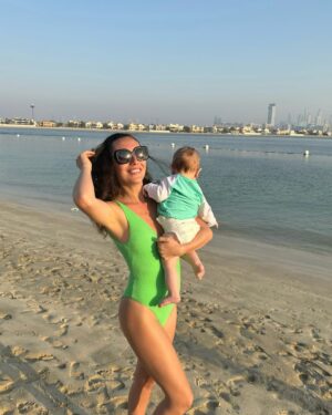 Tiziri Digne Instagram - C’est l’amour à la plage 🐚 

Bébé Isaïa a l’air d’apprécier son premier voyage ! ☀️J’appréhendais la chaleur, le décalage horaire ect mais finalement tout se passe très bien ! Vous avez emmené vos bébé en vacances pour la première fois à quel âge ? 👶🏼 

#vacancesenfamille #familytrip #viedemaman #dubai