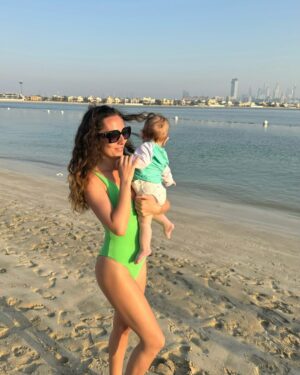 Tiziri Digne Instagram - C’est l’amour à la plage 🐚 

Bébé Isaïa a l’air d’apprécier son premier voyage ! ☀️J’appréhendais la chaleur, le décalage horaire ect mais finalement tout se passe très bien ! Vous avez emmené vos bébé en vacances pour la première fois à quel âge ? 👶🏼 

#vacancesenfamille #familytrip #viedemaman #dubai