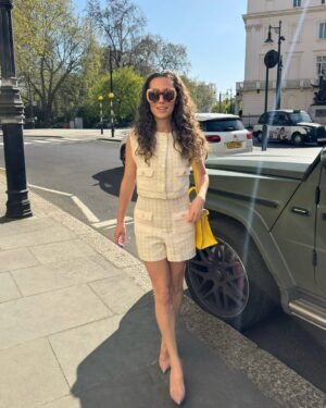 Tiziri Digne Instagram - Spring is in the air ☀️

Dites moi, vous préférez cette tenue avec ou sans talons (photo 5 & 6) ? En mode chic ou cool ? 👠 ou 👟 

#outfit #outfitinspiration #london #springoutfit #styling #hermes