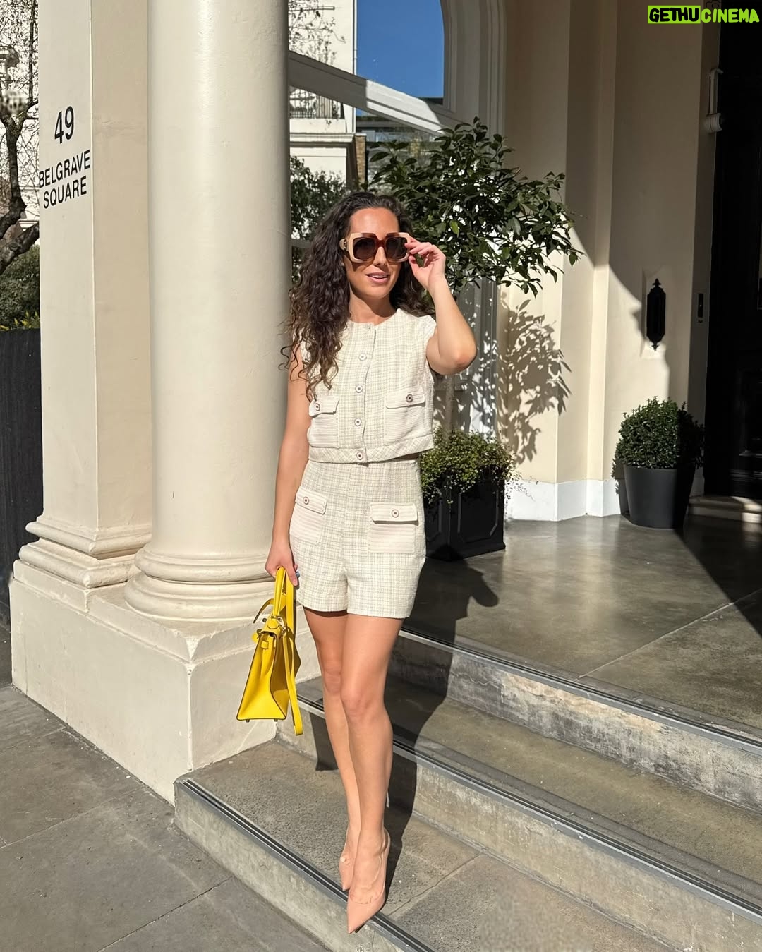 Tiziri Digne - 18.8K Likes - Spring is in the air ☀️
Dites moi, vous préférez cette tenue avec ou sans talons (photo 5 & 6) ? En mode chic ou cool ? 👠 ou 👟
#outfit #outfitinspiration #london #springoutfit #styling #hermes