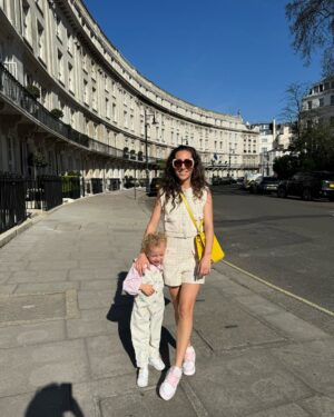 Tiziri Digne Instagram - Spring is in the air ☀️

Dites moi, vous préférez cette tenue avec ou sans talons (photo 5 & 6) ? En mode chic ou cool ? 👠 ou 👟 

#outfit #outfitinspiration #london #springoutfit #styling #hermes