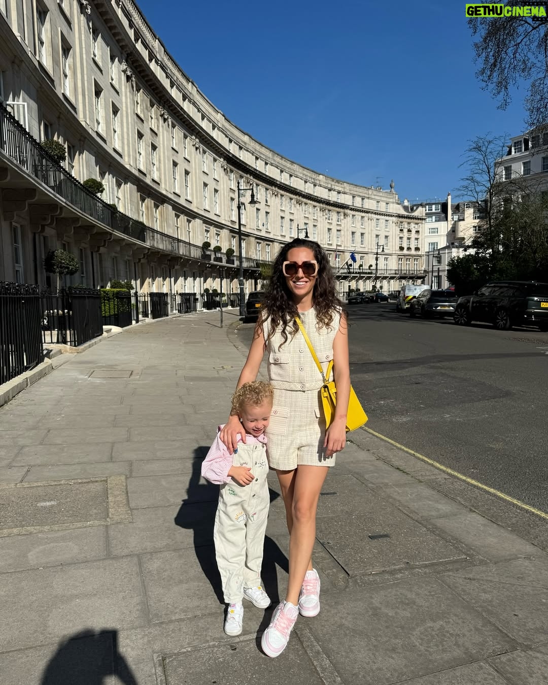 Tiziri Digne - 18.8K Likes - Spring is in the air ☀️
Dites moi, vous préférez cette tenue avec ou sans talons (photo 5 & 6) ? En mode chic ou cool ? 👠 ou 👟
#outfit #outfitinspiration #london #springoutfit #styling #hermes