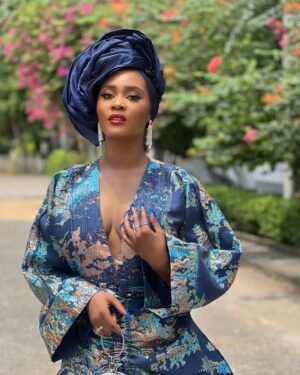 Toni Tones Instagram - Queening! ✨ 

Celebrated my dad’s birthday in style! 💙🎉

And one thing about me? My gele is ALWAYS going to gele, hunnay! 💁🏽‍♀️✨”

Obsessed with my fabulous Asoebi 😍 — this Japanese-inspired kimono dress made by the incredible @adeysoile 😍❤️🔥