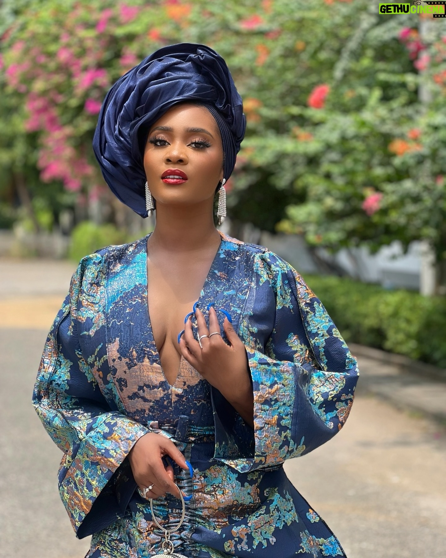 Toni Tones - 18.2K Likes - Queening! β¨
Celebrated my dadβs birthday in style! ππ
And one thing about me? My gele is ALWAYS going to gele, hunnay! ππ½ββοΈβ¨β
Obsessed with my fabulous Asoebi π β this Japanese-inspired kimono dress made by the incredible @adeysoile πβ€οΈπ₯