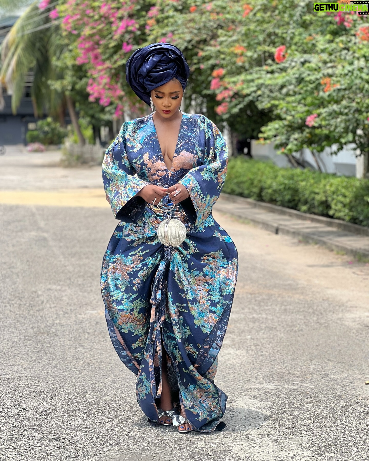 Toni Tones - 18.2K Likes - Queening! β¨
Celebrated my dadβs birthday in style! ππ
And one thing about me? My gele is ALWAYS going to gele, hunnay! ππ½ββοΈβ¨β
Obsessed with my fabulous Asoebi π β this Japanese-inspired kimono dress made by the incredible @adeysoile πβ€οΈπ₯