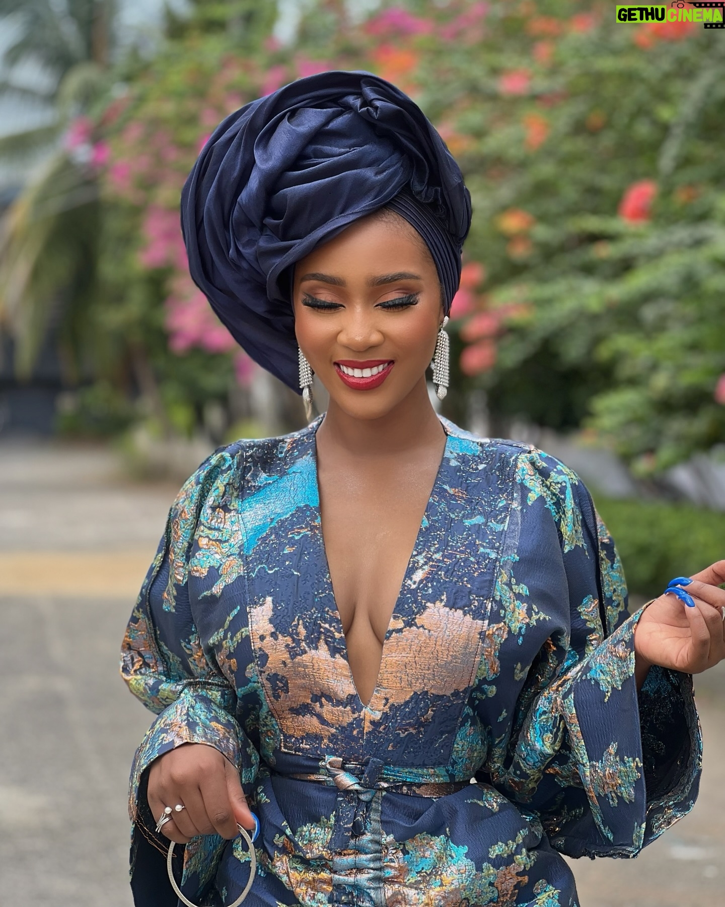 Toni Tones - 18.2K Likes - Queening! β¨
Celebrated my dadβs birthday in style! ππ
And one thing about me? My gele is ALWAYS going to gele, hunnay! ππ½ββοΈβ¨β
Obsessed with my fabulous Asoebi π β this Japanese-inspired kimono dress made by the incredible @adeysoile πβ€οΈπ₯