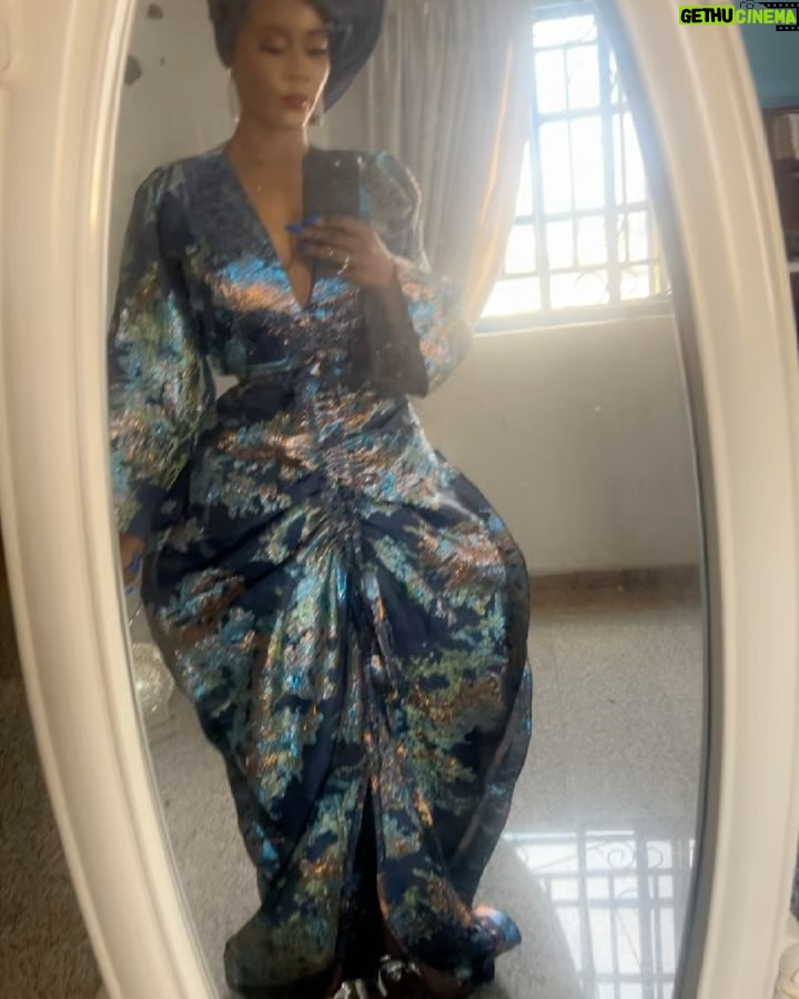 Toni Tones - 18.2K Likes - Queening! β¨
Celebrated my dadβs birthday in style! ππ
And one thing about me? My gele is ALWAYS going to gele, hunnay! ππ½ββοΈβ¨β
Obsessed with my fabulous Asoebi π β this Japanese-inspired kimono dress made by the incredible @adeysoile πβ€οΈπ₯