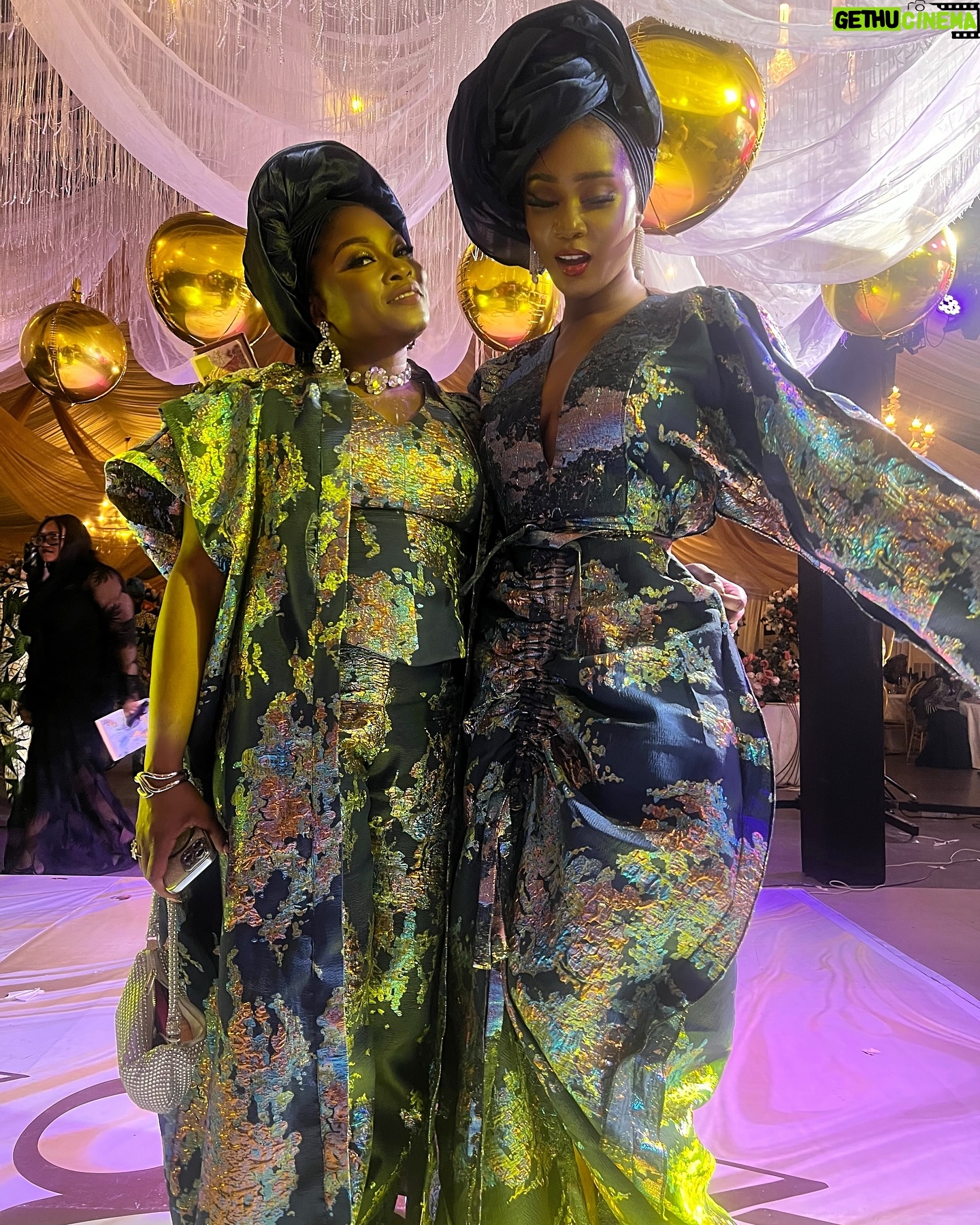 Toni Tones - 18.2K Likes - Queening! β¨
Celebrated my dadβs birthday in style! ππ
And one thing about me? My gele is ALWAYS going to gele, hunnay! ππ½ββοΈβ¨β
Obsessed with my fabulous Asoebi π β this Japanese-inspired kimono dress made by the incredible @adeysoile πβ€οΈπ₯