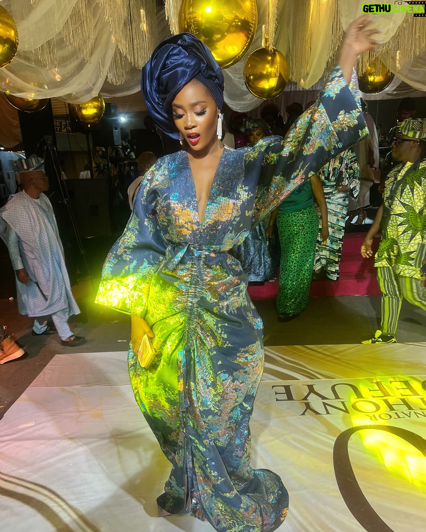Toni Tones - 18.2K Likes - Queening! β¨
Celebrated my dadβs birthday in style! ππ
And one thing about me? My gele is ALWAYS going to gele, hunnay! ππ½ββοΈβ¨β
Obsessed with my fabulous Asoebi π β this Japanese-inspired kimono dress made by the incredible @adeysoile πβ€οΈπ₯