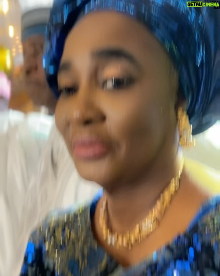 Toni Tones - 18.2K Likes - Queening! β¨
Celebrated my dadβs birthday in style! ππ
And one thing about me? My gele is ALWAYS going to gele, hunnay! ππ½ββοΈβ¨β
Obsessed with my fabulous Asoebi π β this Japanese-inspired kimono dress made by the incredible @adeysoile πβ€οΈπ₯