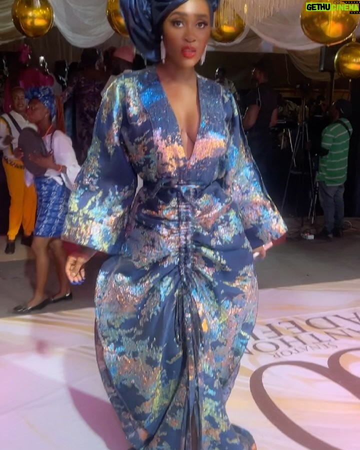 Toni Tones - 18.2K Likes - Queening! β¨
Celebrated my dadβs birthday in style! ππ
And one thing about me? My gele is ALWAYS going to gele, hunnay! ππ½ββοΈβ¨β
Obsessed with my fabulous Asoebi π β this Japanese-inspired kimono dress made by the incredible @adeysoile πβ€οΈπ₯