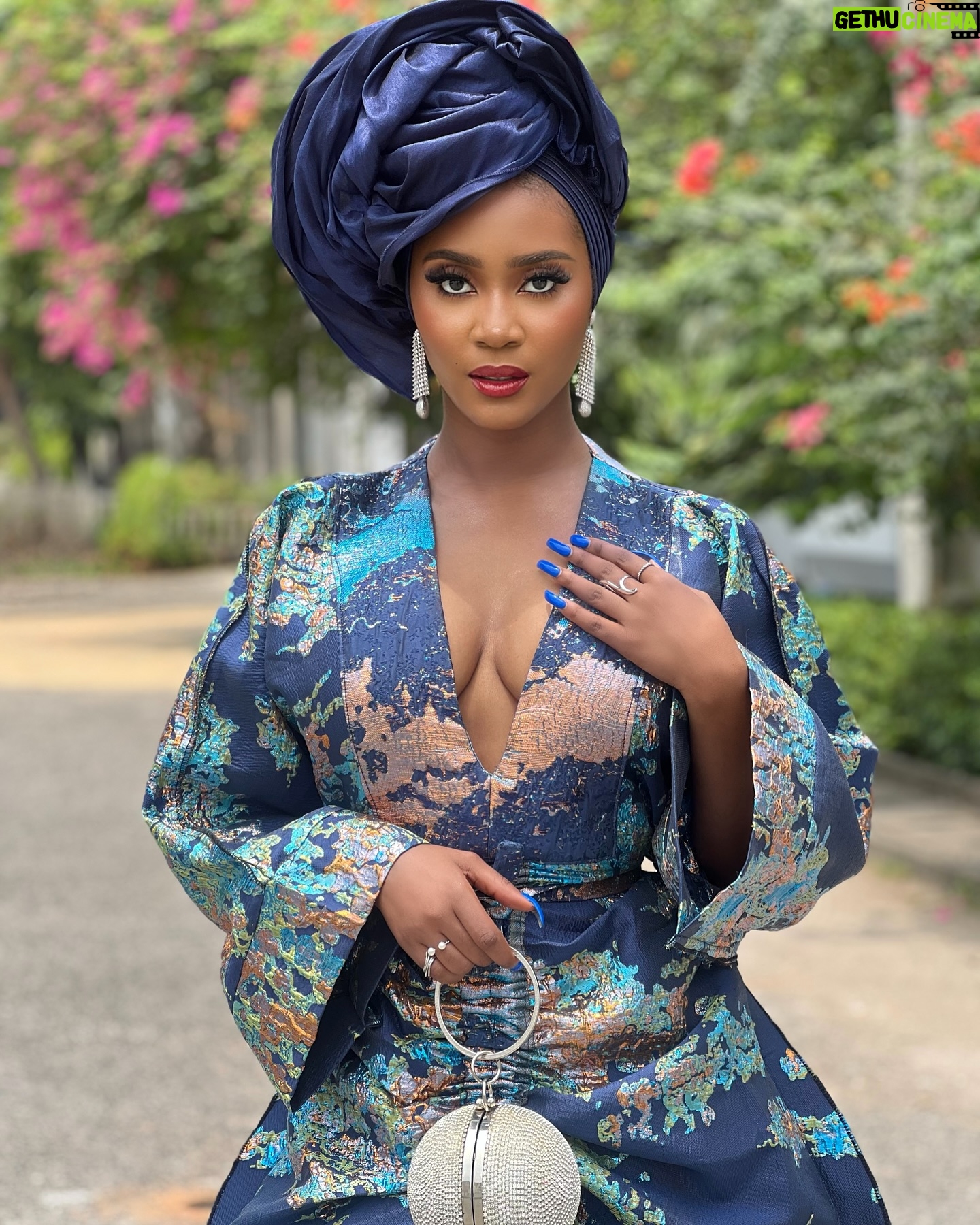 Toni Tones - 18.2K Likes - Queening! β¨
Celebrated my dadβs birthday in style! ππ
And one thing about me? My gele is ALWAYS going to gele, hunnay! ππ½ββοΈβ¨β
Obsessed with my fabulous Asoebi π β this Japanese-inspired kimono dress made by the incredible @adeysoile πβ€οΈπ₯