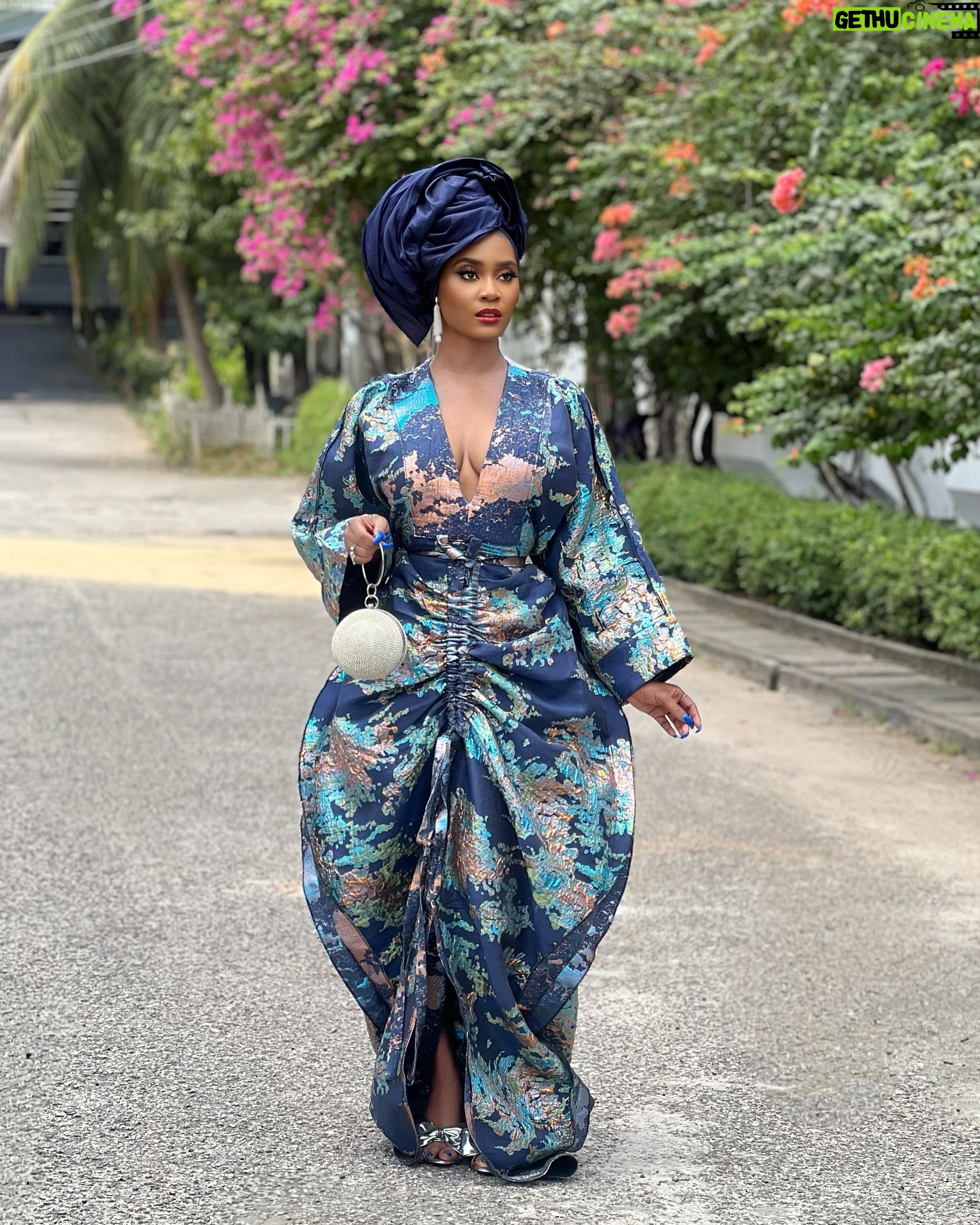 Toni Tones - 18.2K Likes - Queening! β¨
Celebrated my dadβs birthday in style! ππ
And one thing about me? My gele is ALWAYS going to gele, hunnay! ππ½ββοΈβ¨β
Obsessed with my fabulous Asoebi π β this Japanese-inspired kimono dress made by the incredible @adeysoile πβ€οΈπ₯